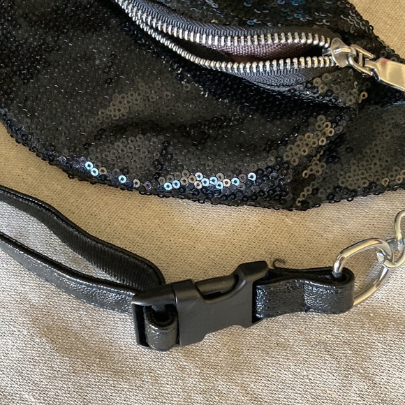 Gorgeous and super cute black sequin Fanny bag - Picture 2 of 4